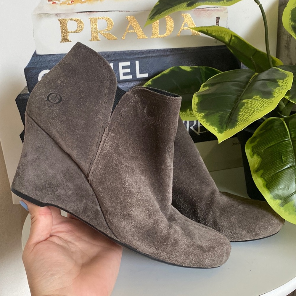🖤🤎🤍Born suede heeled booties 🤎🖤🤍size 8